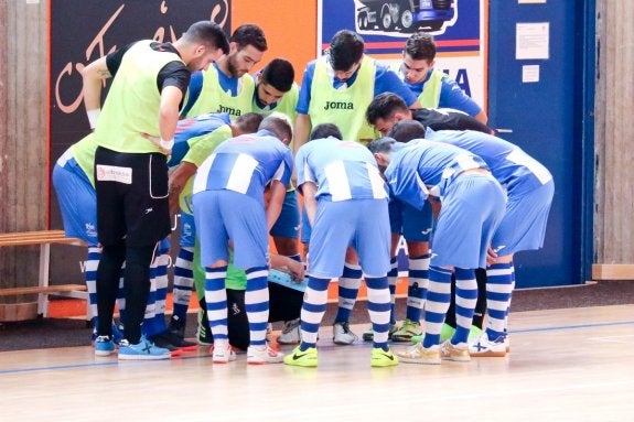 Los jugadores del Cerro de Reyes escuchan a su entrenador en el partido de ida ante el Noia. :: @noiafs