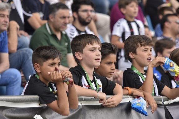 El equipo benjamín del Badajoz fue homenajeado al inicio como campeón extremeño de fútbol 8. :: J. V. A.