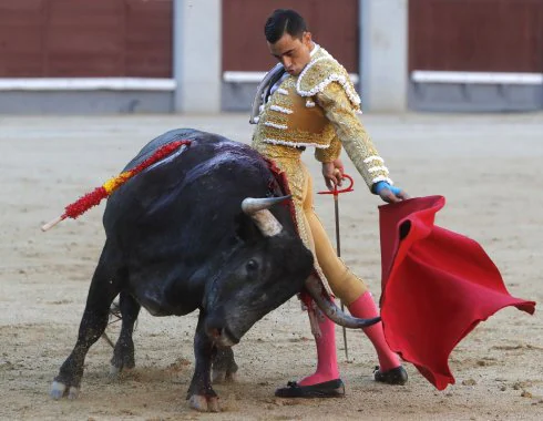 Paco Ureña, torea al natural a su primer toro de ayer en Madrid. :: efe