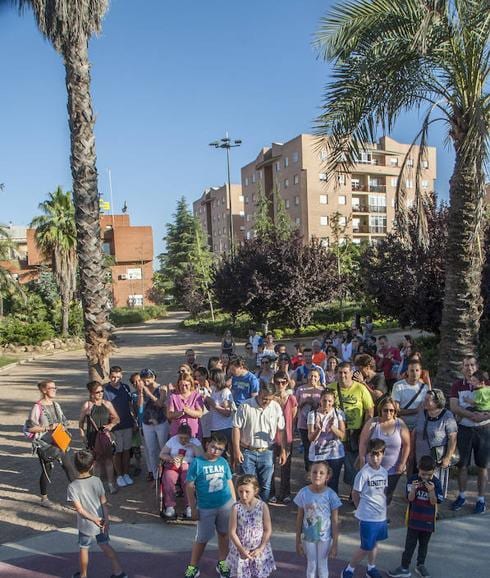 Las familias afectadas, ayer, en Badajoz. :: Pakopí