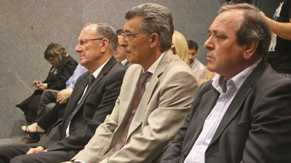 José Luis Viñuela, José Villa y Juan Francisco Cerrato en el inicio del juicio en Mérida. :: J.M. ROMERO