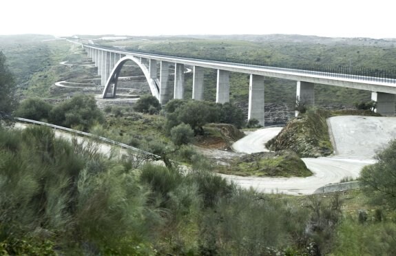 Viaducto sobre el río Almonte. :: hoy