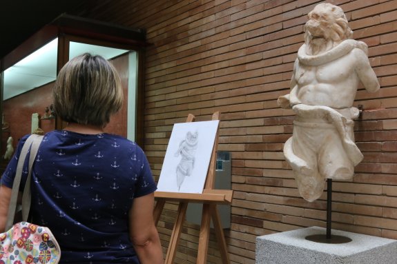 Una mujer observa uno de los trabajos. :: j. m. romero