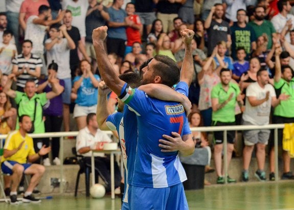 Nenu abraza al capitán Rafita ante la entregada afición del Antonio Domínguez. :: Casimiro Moreno