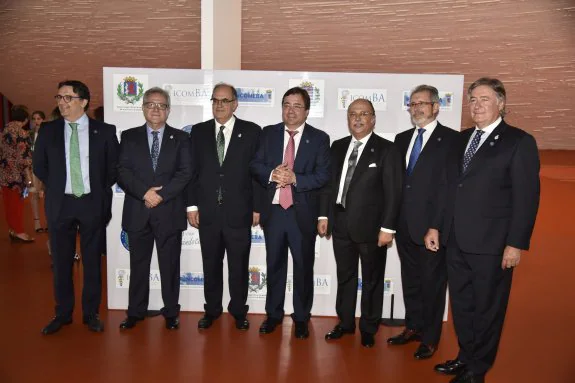 Pedro Hidaldo, el presidente regional, Fernández Vara, y representantes de otras instituciones. :: hoy
