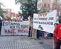 Más de 400 personas se manifiestan en Badajoz en contra de la reestructuración