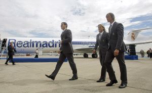 Casillas, Salgado y Guti caminan junto a la aeronave llamada con el apodo de Di Stéfano. / REUTERS