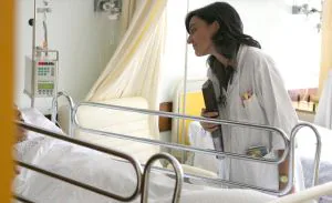 La doctora Aída Cordero, internista, pasa consulta en una habitación del hospital Santa Luzía de Elvas. / ALFONSO