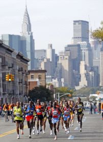 Miles de atletas disputaron ayer la popular maratón de Nueva York. / AFP