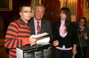 Javier Mellado recibe su premio del alcalde y la presidenta de la asociación, María Quintana. / ALFONSO