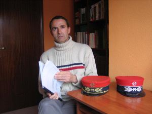 APASIONADO. Juan José, con sus gorros de jefe de estación. / ER