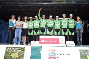 Alfonso Rodríguez, a la izquierda, junto a los ciclistas que subieron al podiodel último Circuito Montañés como mejor equipo. / HOY