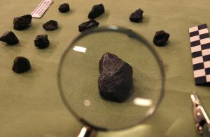 Un equipo de investigadores españoles ha presentado los fragmentos de un meteorito nunca antes recuperado en España y del que existen muy pocos ejemplares en todo el mundo. / EFE