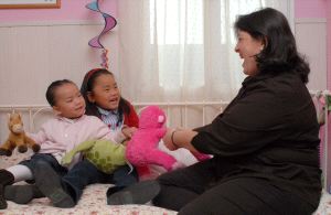 Amelia juega con sus hijas Elena y María, a las que en un futuro se les unirá una tercera hermanita. / CASIMIRO MORENO