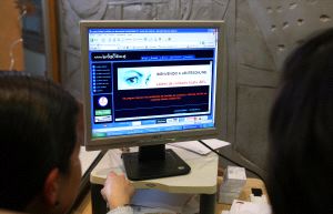 Una usuaria de lentes de contacto consulta una página web donde las venden a domicilio. / ALFONSO