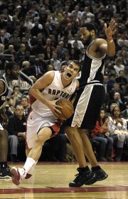 Calderón se perfila a lanzar ante Robert Horry, de los Spurs. / EFE