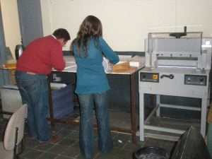 Dos trabajadores realizan un pedido de cartelería en el taller que 						tiene AEMIS en Olivenza. / N. R. P.