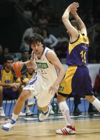 Llull, del Madrid, entra a canasta ante la oposición de Corrales. / EFE