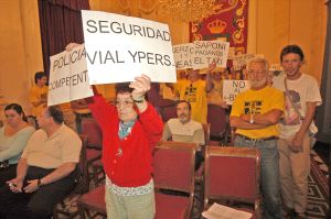 Vecinos de Cáceres protestan en una sesión de Plenos en su Ayuntamiento. / HOY