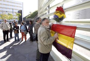 Alfonso González Bermejo coloca una bandera republicana en el Palacio de Congresos. / ALFONSO