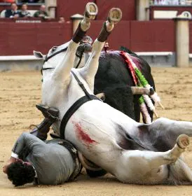El rejoneador Álvaro Montes cae de su caballo después de ser cogido por el primer toro. / EFE