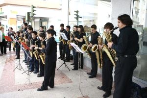 Actuación de saxofones del Conservatorio de Cáceres, en la plaza de San Atón. / EMILIO PIÑERO