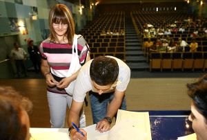 Esther y Víctor firmando ante notario ayer en Ifeba. / E. PIÑERO