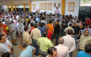 Espera ante las taquillas tras abrir las puertas de la plaza. / CASIMIRO