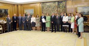 El consejo de Gobierno en pleno ayer en el Palacio de la Zarzuela junto a su majestad la Reina doña Sofía. / FOTOPRENSA