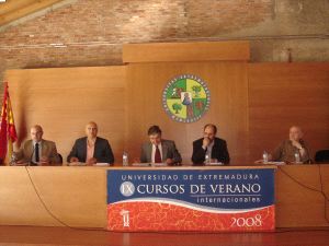 Javier Grande, Javier Alonso de la Torre y el edil cacereño Santiago Pavón en la inauguración. / HOY