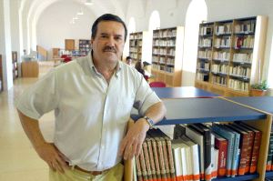 Justo Vila en la Biblioteca de Extremadura rodeado de su destino  favorito en vacaciones, la literatura. / HOY