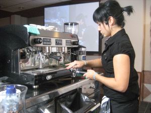 Una 'barista' exhibe sus habilidades para preparar café. / HOY