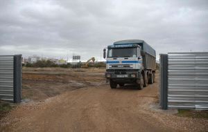 Un camión sale del solar donde se levantará el edificio de Caja Badajoz. / EMILIO PIÑERO