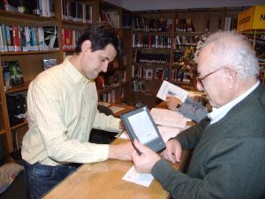 Un empleado de la biblioteca de Don Benito rellena la ficha del primer préstamo del 'e-book'. / RAÚL HABA