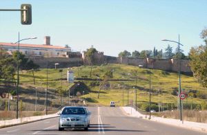 Ladera norte de La Alcazaba donde los jóvenes proponen crear un circuito deportivo natural. / CASIMIRO M.