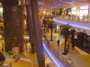 Interior del centro comercial Dolce Vita en Coimbra. / HOY