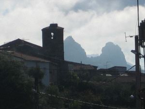 BELLEZA TRILATERAL. Torre de la iglesia de Retamosa y cerros de Cabañas del Castillo silueteándose en el horizonte neblinoso el pasado fin de semana. / ESPERANZA RUBIO.