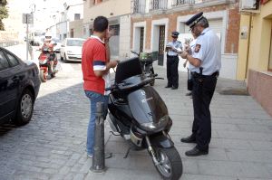 La Policía Local comprueba la documentación de un joven que conduce    un ciclomotor, un control habitual en las calles pacenses. / HOY