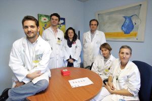 El equipo de la unidad de consejo genético en cáncer hereditario, en el despacho del Hospital San Pedro de Alcántara, donde se ubica desde hace dos años. / MARISA NÚÑEZ.