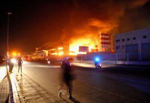 Incendio que empezó anoche en la calle Nevero-15, perpendicular a la principal. / CASIMIRO M.
