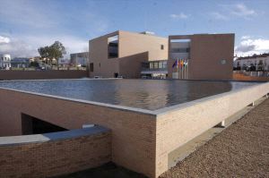 Nuevas instalaciones de la Confederación del Guadiana junto a la avenida Reina Sofía. / J. M. ROMERO