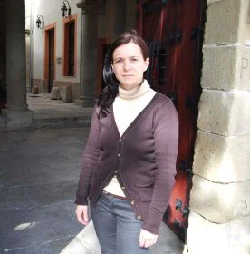 Manuela Ortega, en la entrada del Ayuntamiento. / JSP