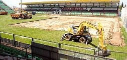 Grúas y camiones dentro del Estadio Romano. / BRÍGIDO