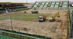 El Ayuntamiento se va a gastar 715.000 euros en el césped yen mejorar el Estadio Romano. Así estaban ayer los trabajos. / J. M. ROMERO