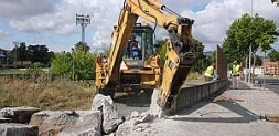 Comienza la construcción de la rotonda en el cruce de la avenida de Portugal con Valcorchero, la primera de las principales actuaciones del 'plan Zapatero'. / ANDY SOLÉ