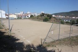 Campo de fútbol de 'La Serrana', en la urbanización del Berrocal, donde se podrá celebrar botellón durante las fiestas. /ANDY SOLÉ