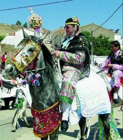 El sargento marca los tiempos y pautas de la fiesta. / J. A. VILLAREJO