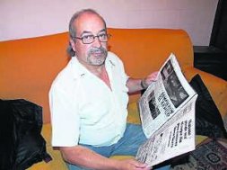 Agustín moreno en su domicilio, con un periódico de la época.|R.HABA