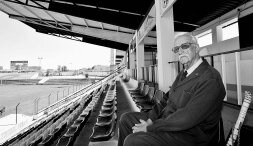 Matías Mediero no se perdía ningún partido en El Vivero, siempre desde su butaca de toda la vida, fila 1 asiento 2, justo delante del palco. / J.V. ARNELAS