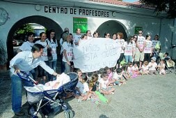 Los padres y los niños protestan con pancartas.